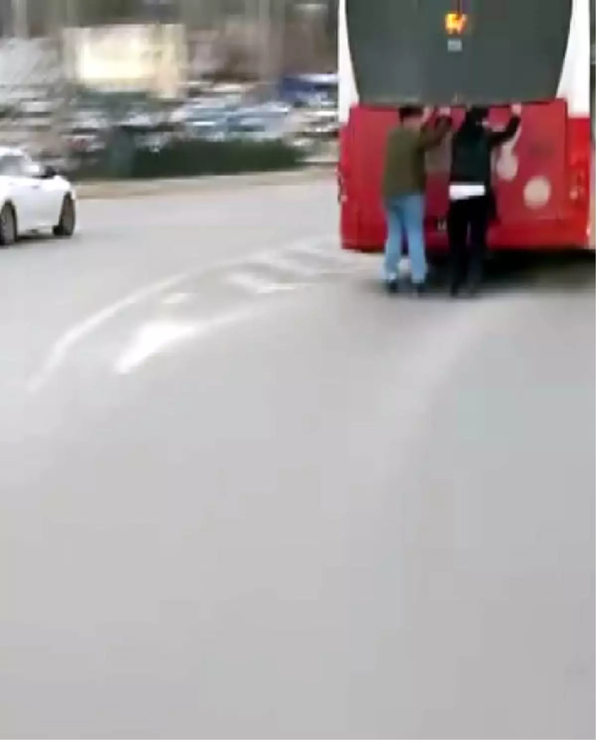 Kahramanmaraş’ta Otobüs Arkasından Patenle Yolculuk Yapan Çocukların Tehlikeli Anları Kayıt Altına Alındı