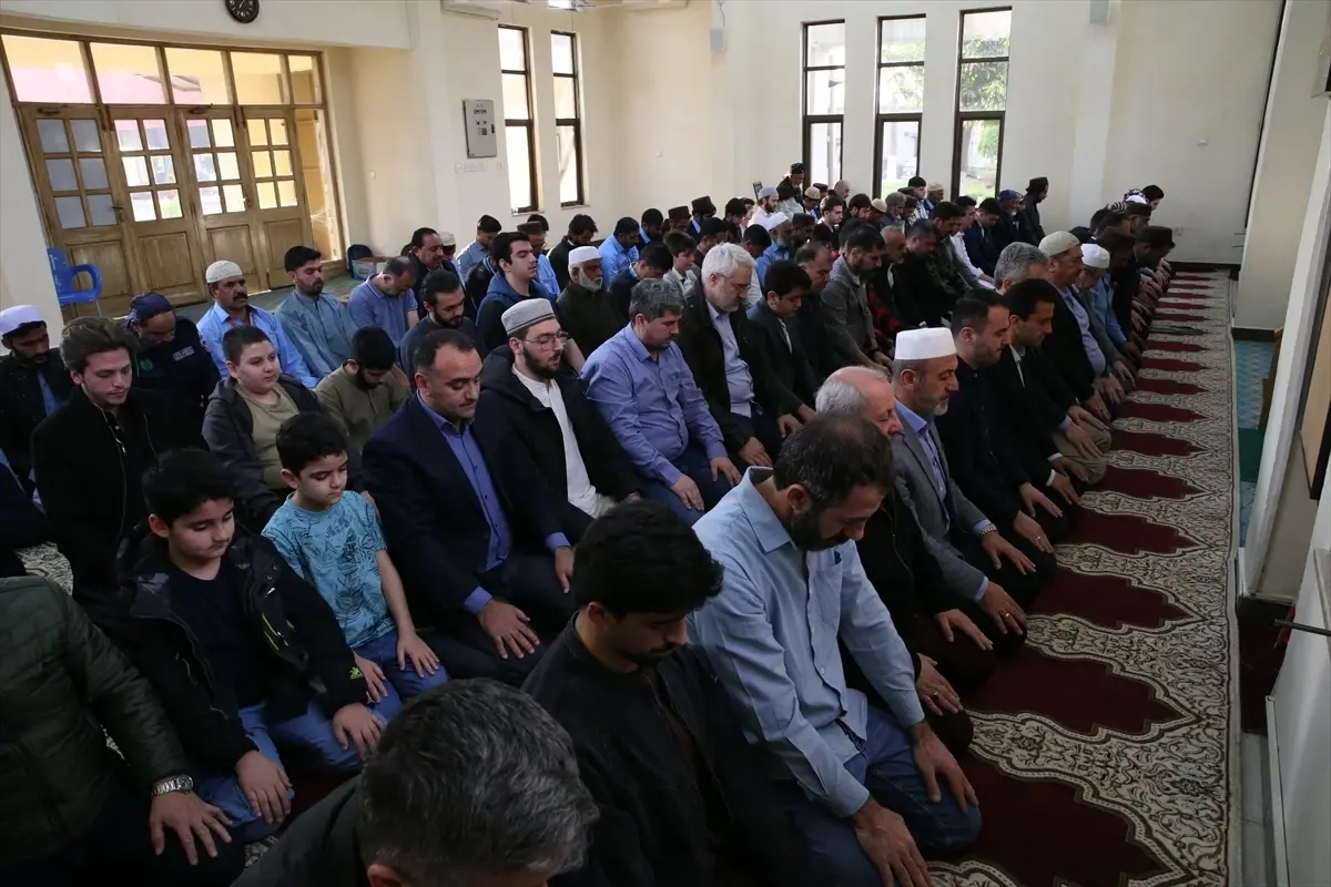 Pakistan’da Ramazan Bayramı Coşkusu Camilerde Yaşandı