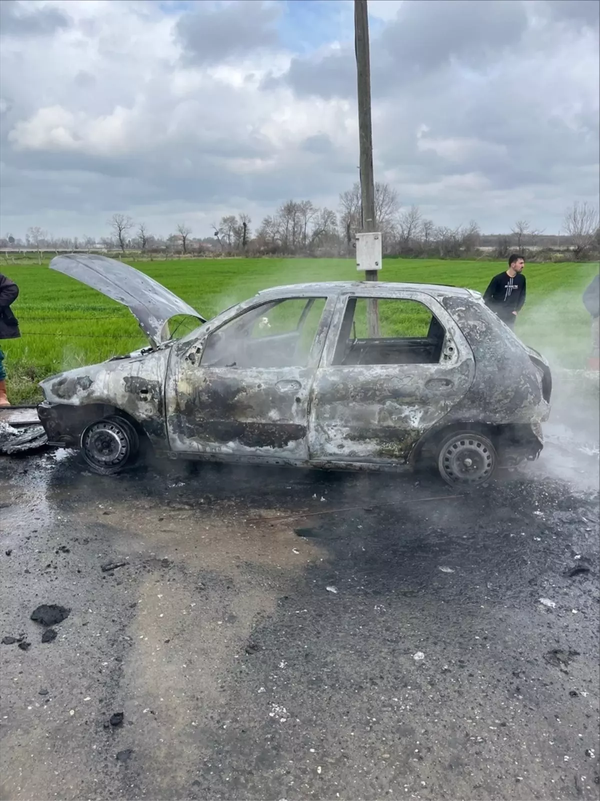 Bafra’da Trafik Halindeki Otomobil Yangını Kontrol Altına Alındı