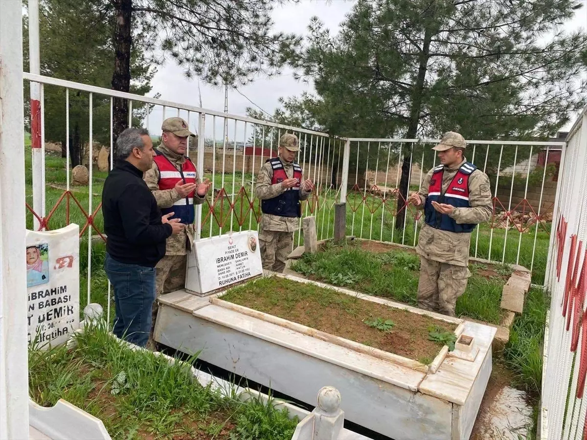Şanlıurfa’da Jandarma, Şehit Kabirlerine Bayram Bakımı Yaptı