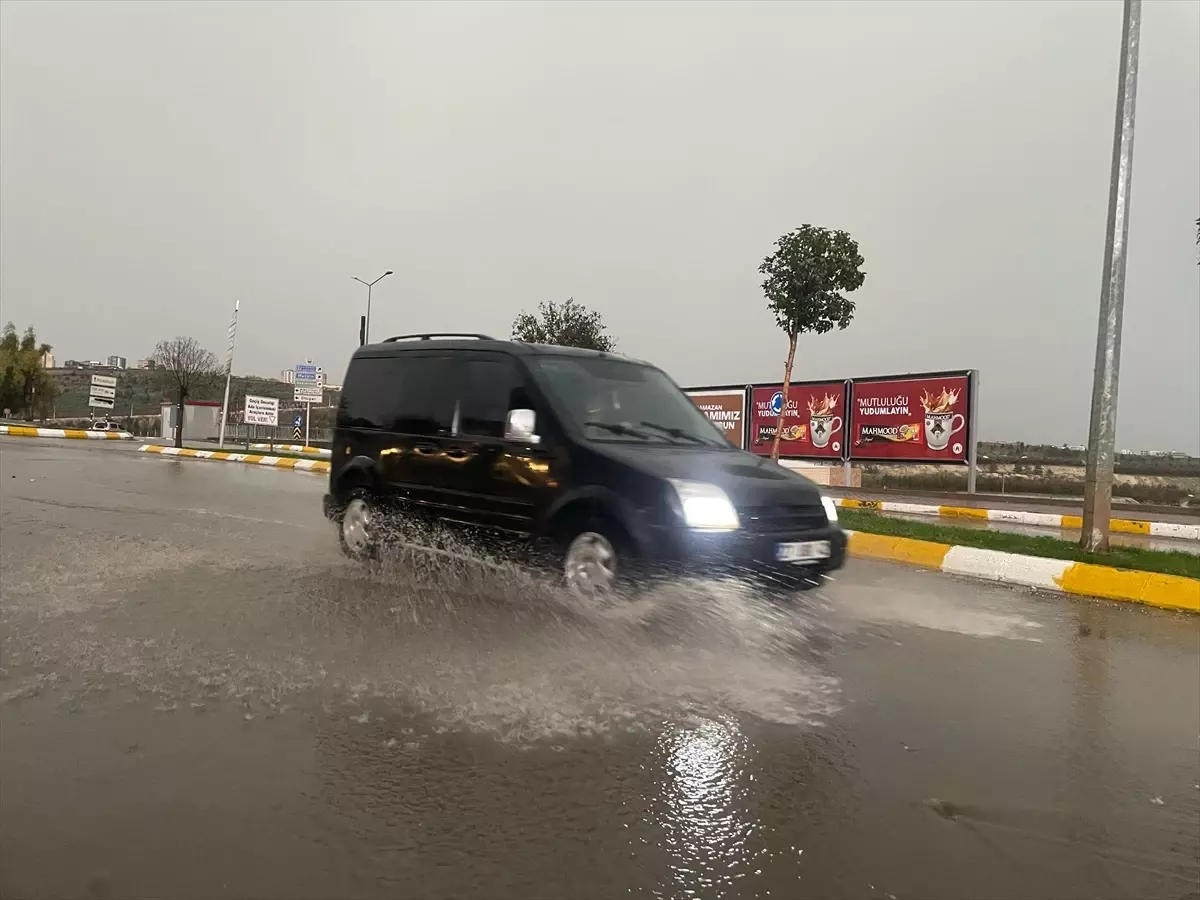 Şanlıurfa’da Şiddetli Sağanak Yağış Yol Açtı: Su Birikintileri Şehirde Sorun Yaratıyor