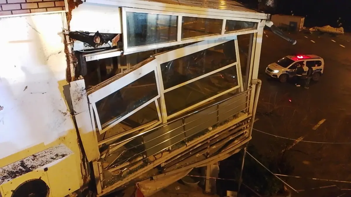 Silivri'de Hafif Ticari Araç Kontrolden Çıktı: 2 Yaralı