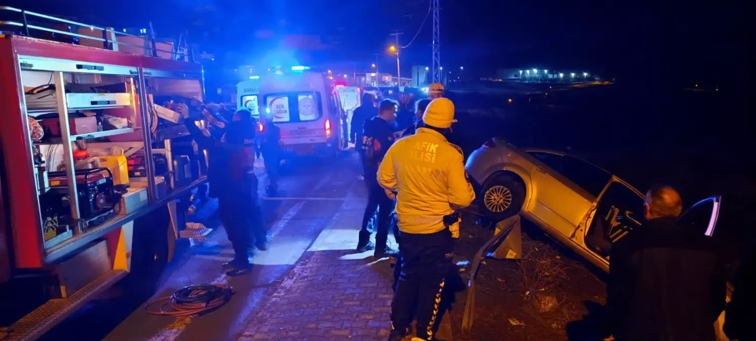 Suşehri'nde Trafik Kazası: Otomobil Bariyerlere Çarptı, 2 Yaralı