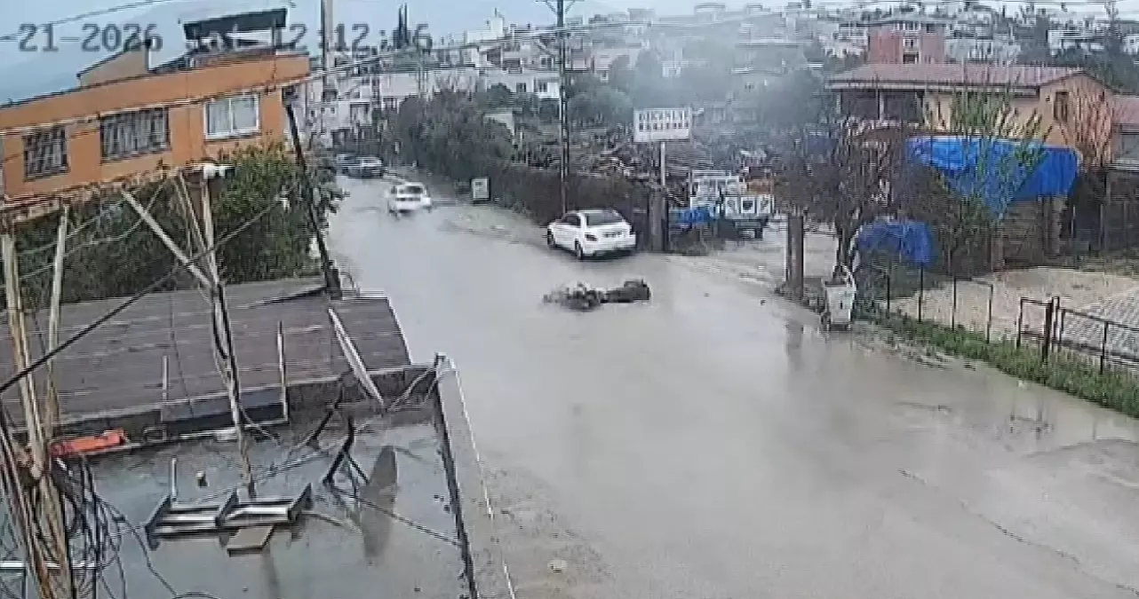 Kozan’da Su Birikintisine Giren Motosiklet Devrildi, Sürücü Hastaneye Kaldırıldı