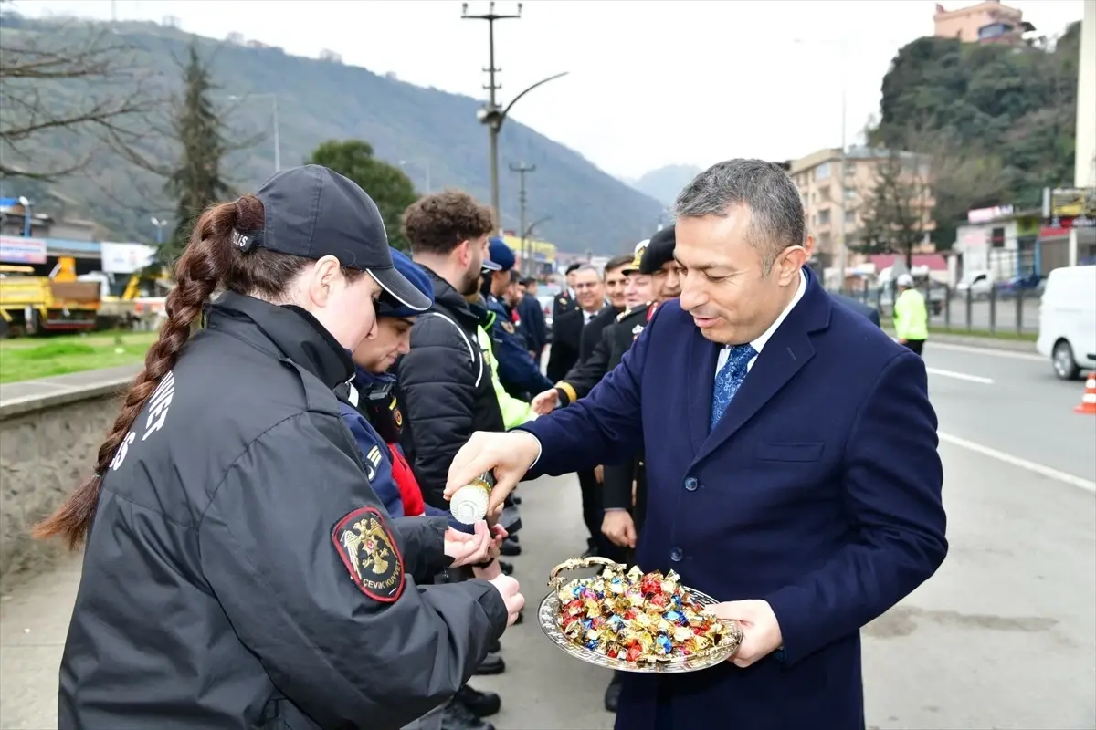 Trabzon Valisi Tahir Şahin, Ramazan Bayramı'nda Şehitlik Ziyareti Gerçekleştirdi