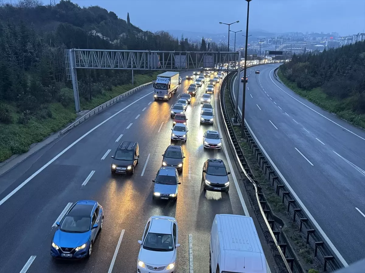 Bayram Tatilinden Dönüşte Otoyollarda Yoğun Trafik
