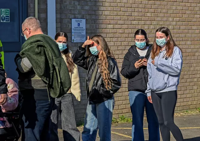 Sağlık çalışanları koruyucu ekipman içinde