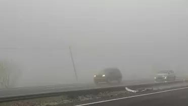 Yoğun sis nedeniyle yavaşlayan trafik