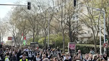 Nanterre sokaklarında yürüyüş