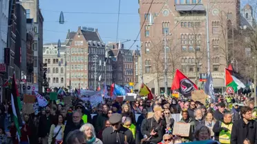 Yürüyüşteki kalabalık ve pankartlar