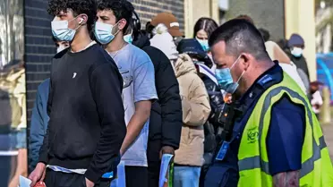 İngiltere'de Menenjit Salgını Hız Kesmeden Yayılıyor: Uzmanlar 'Süper Bulaşma' Uyarısında