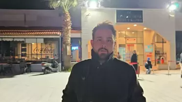 Midilli limanında bekleyen turistler