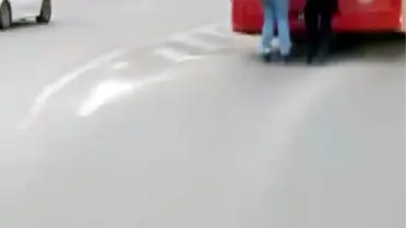 Patenli çocukların otobüs arkasındaki tehlikeli yolculuğu