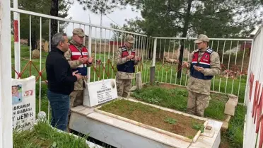 Jandarma ekipleri şehit kabirlerini onarıyor