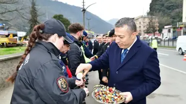 Şehitlikteki anma töreni