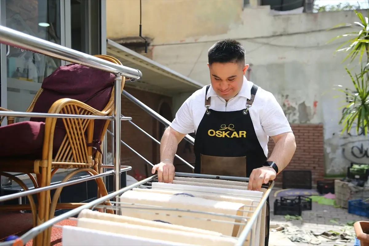 Down Sendromlu Genç Sefa, Berber Salonunda Neşeyi Saçıyor