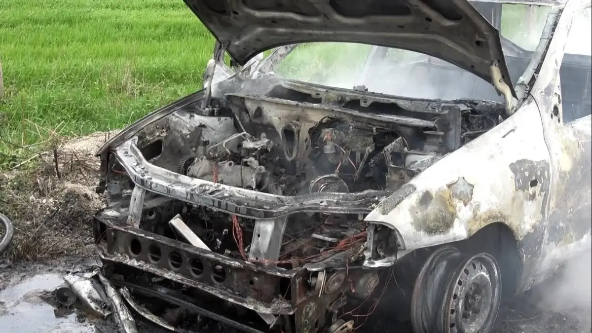 Bafra’da Motor Yangını Aracı Tamamen Yaktı, İtfaiye Müdahalesi Kontrol Altına Aldı