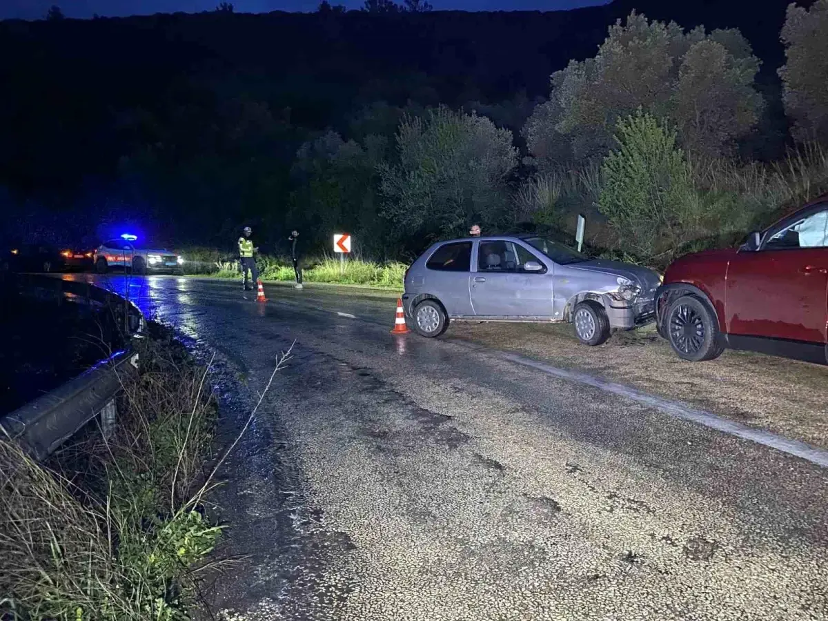 Bursa’da Kaygan Yolda İki Otomobil Çarpıştı: 1 Yaralı ve 11 Aylık Bebek Güvende