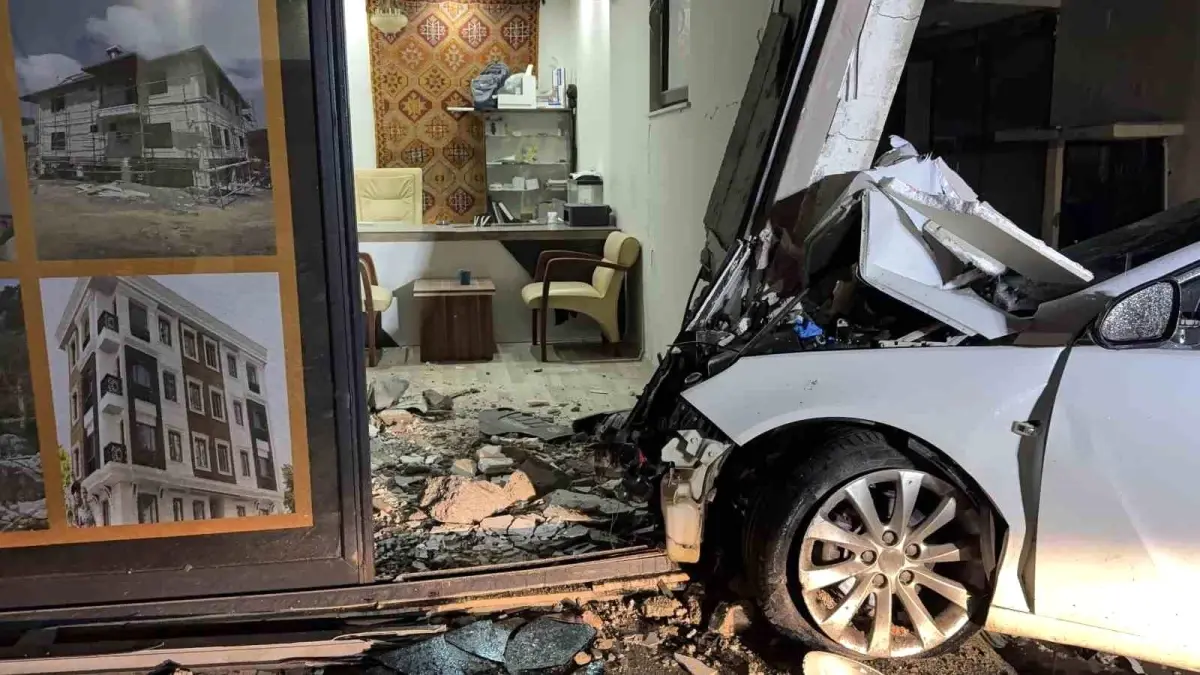 Gazipaşa’da Kontrolden Çıkan Araç İş Yerine Girdi: 3 Kişi Ağır Yaralandı