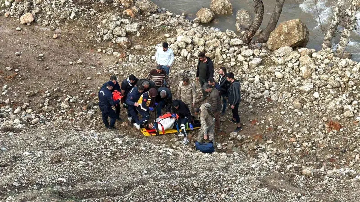 Adıyaman’da Otomobil Dere Yatağına Yuvarlandı: 3 Kişi Yaralı