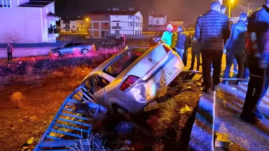 Kaza sonrası araç ve bariyer görüntüsü