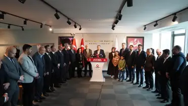 İran'da saldırı sonrası yıkılmış okul binası