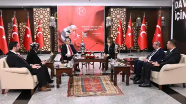 Bayramda siyasi parti temsilcileri arasında el sıkışma