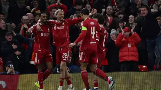 Liverpool takımının sahada bekleyişi