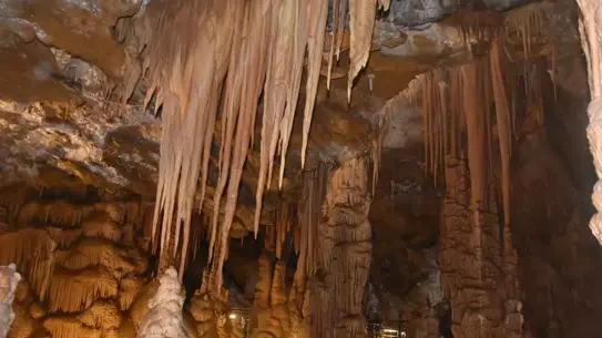 Karaca Mağarası içinde aydınlatılmış sarkıtlar