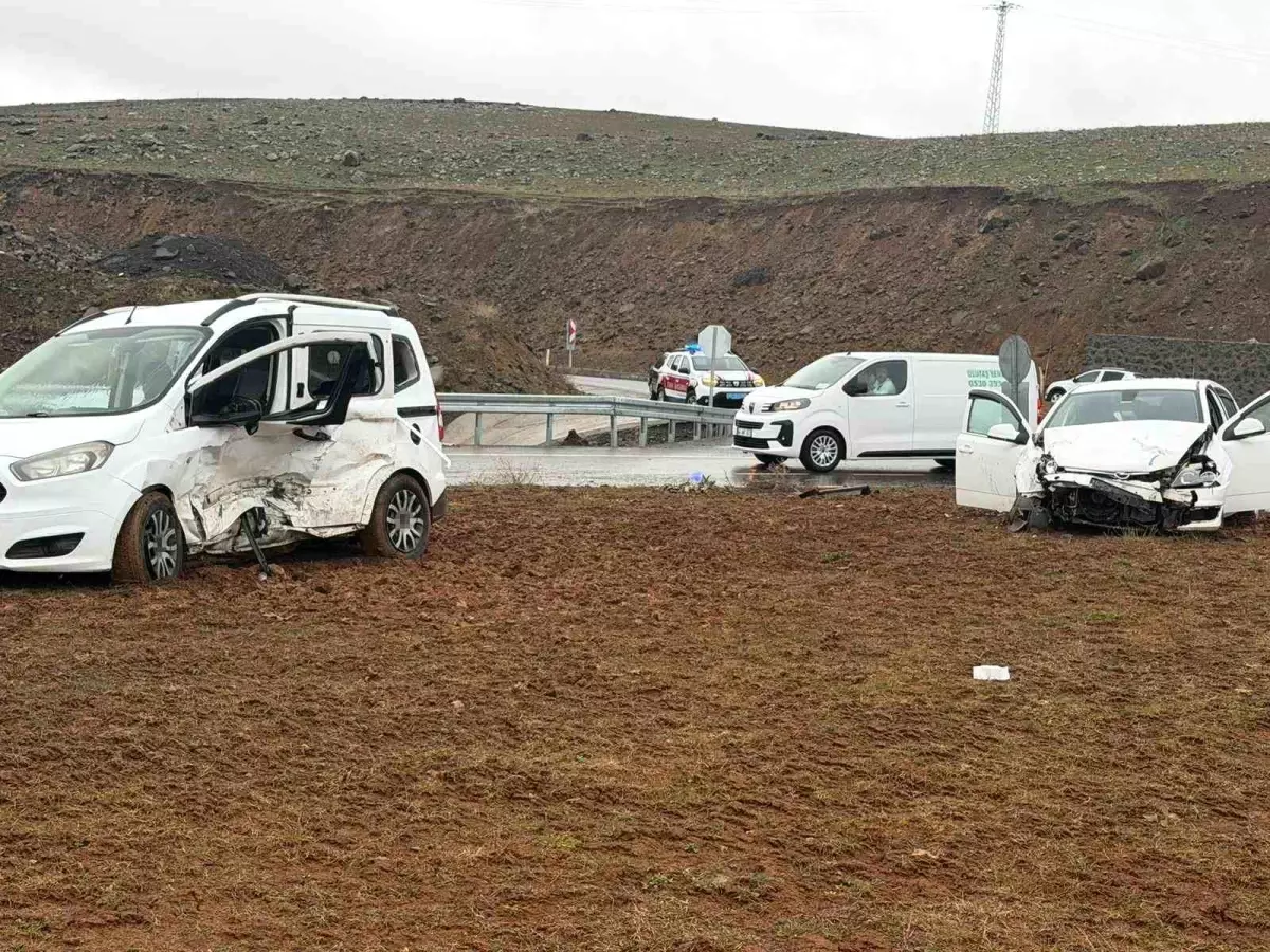 Bingöl-Muş Karayolunda 12 Yaralıyla Sonuçlanan Trafik Kazası