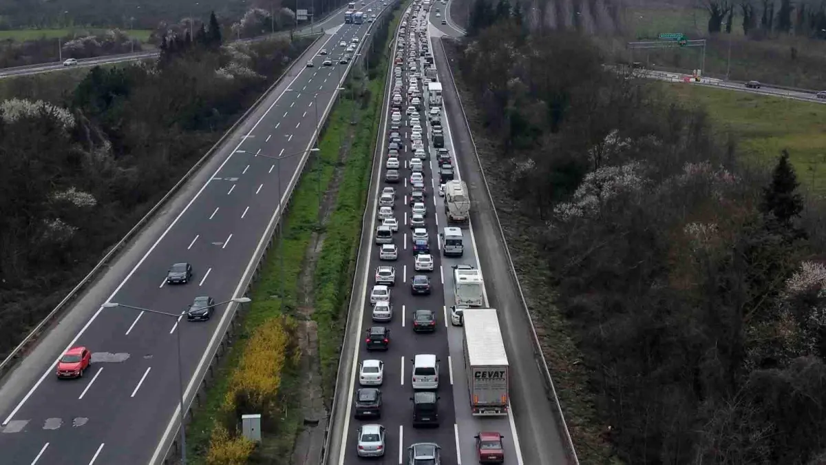 Düzce’de Bayram Sonrası İstanbul Yönlü Trafik Çilesi: Uzun Kuyruklar ve Kazalar