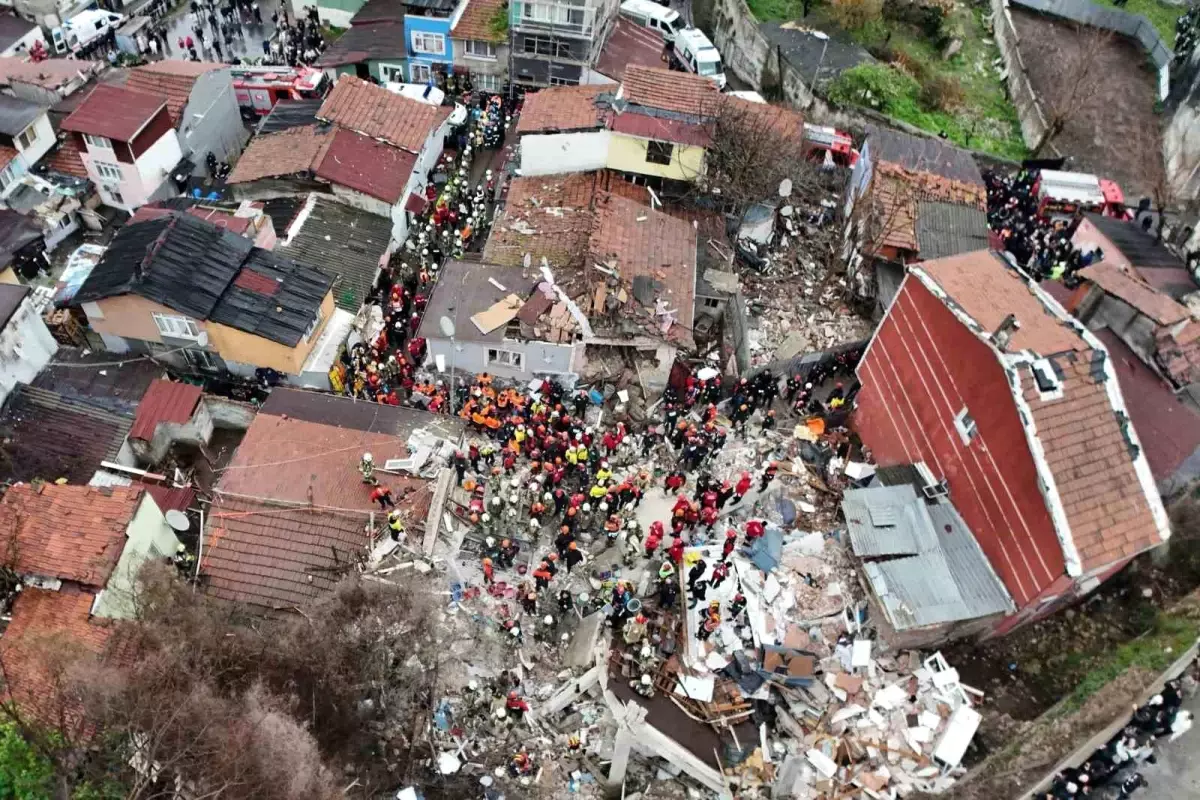 Fatih’te Bina Çöküşü Sonrası Kurtarma Operasyonu: 10 Kişi Güvende, 1 Kişi Daha Aranıyor