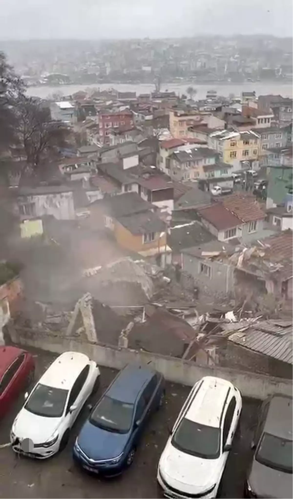 Fatih’te Bina Çöküşü Sonrası Vatandaşların Kahraman Kurtarma Çabaları