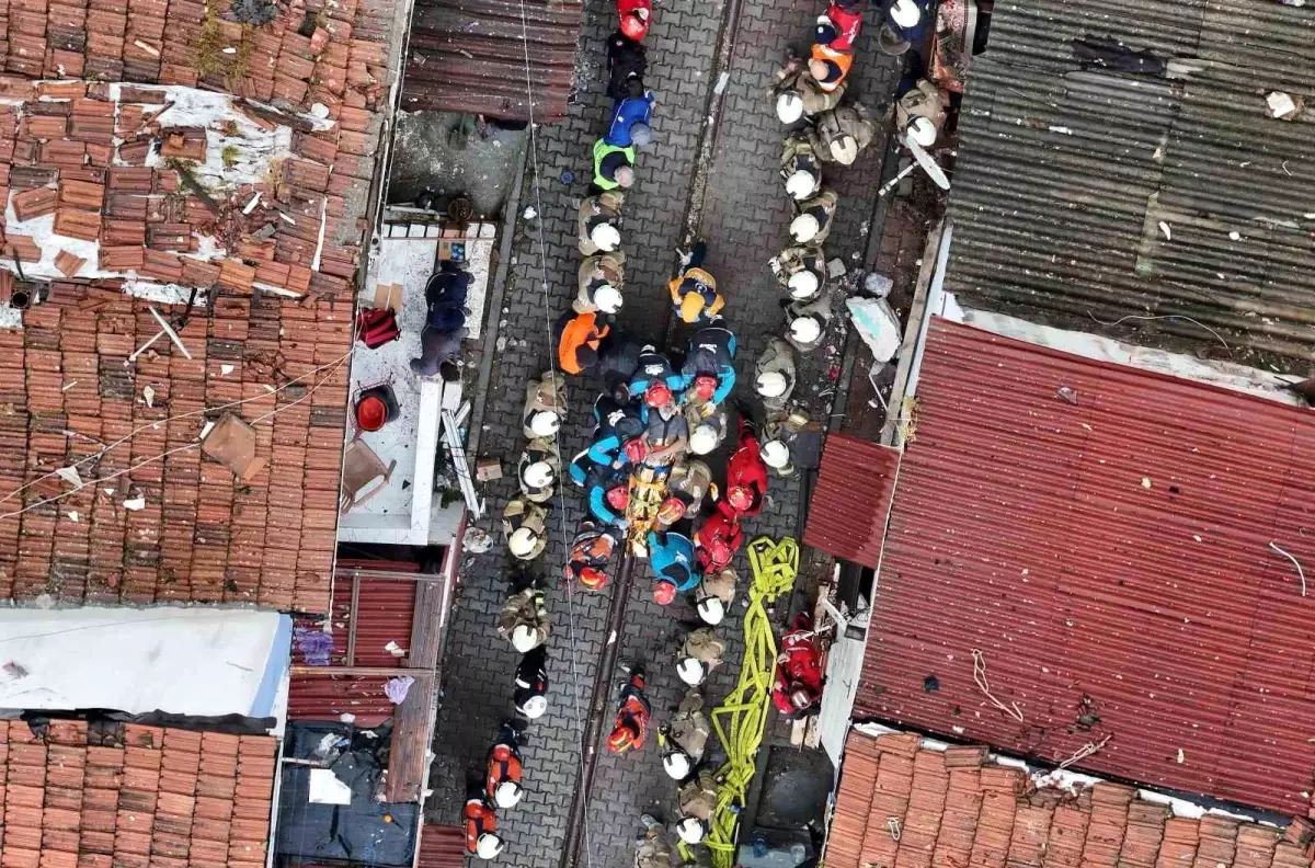 Fatih Ayvansaray’da Patlama: İki Bina Çöktü, Dokuz Kişi Enkaz Altında