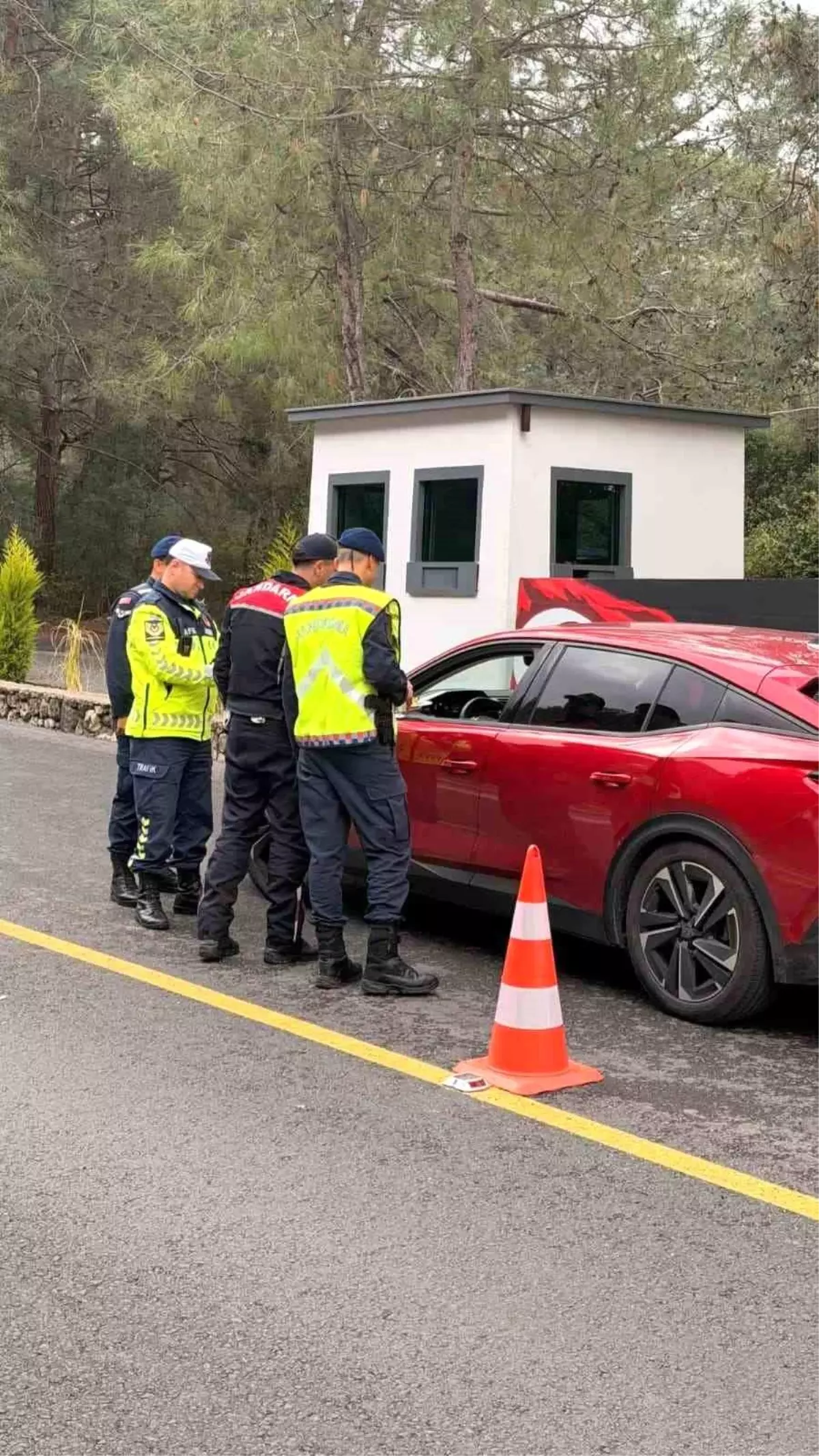 Fethiye'de Jandarma, Bayram Trafik Denetimiyle Sürücülere Sürpriz Kutlama