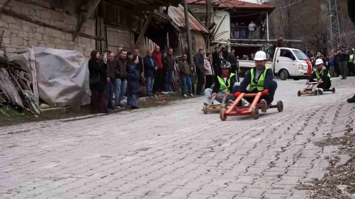 Yeşildere'de Tahta Arabalarla Renkli Bayram Coşkusu