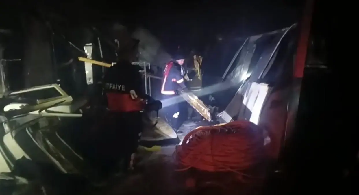 Adıyaman Gölbaşı'nda Çıkan Yangın 4 Konteyneri Yok Etti