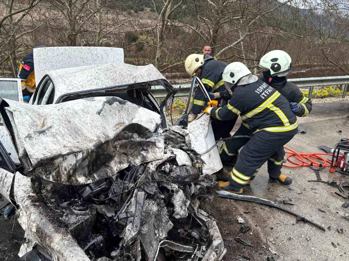 Isparta-Yol Kazasında Nişanlı Çift Hayatını Kaybetti, 4 Kişi Yaralı