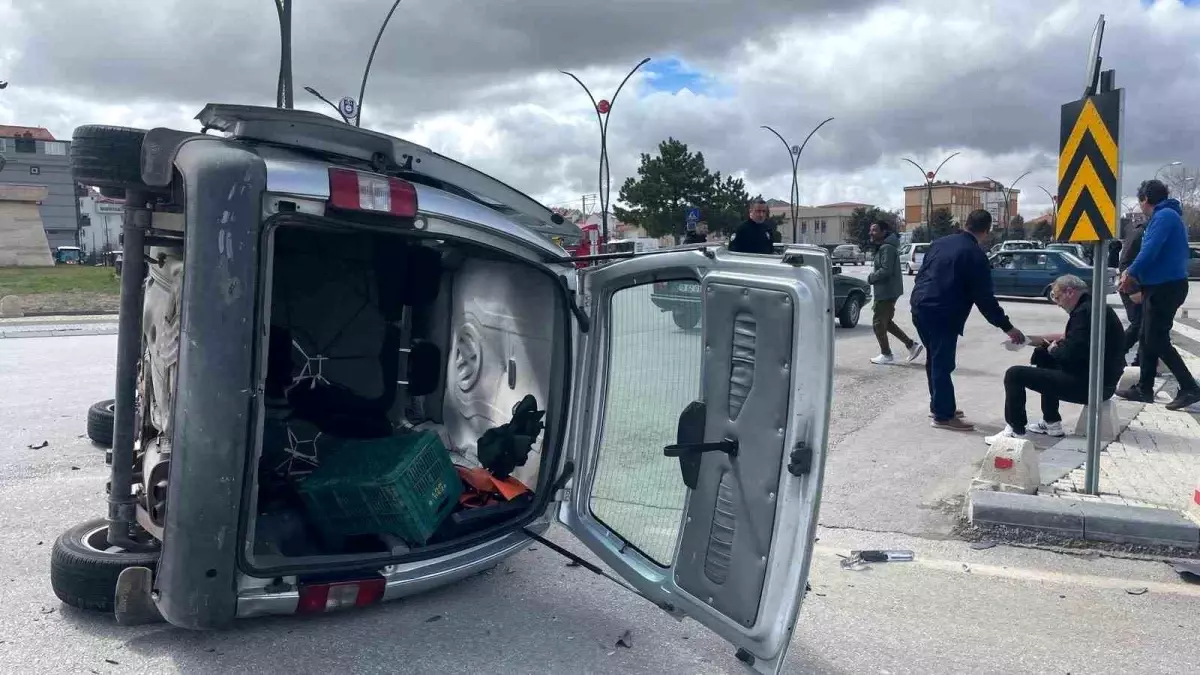 Karaman’da Hafif Ticari Araç Devrildi: 2 Kişi Yaralı, Çocuk İçinde