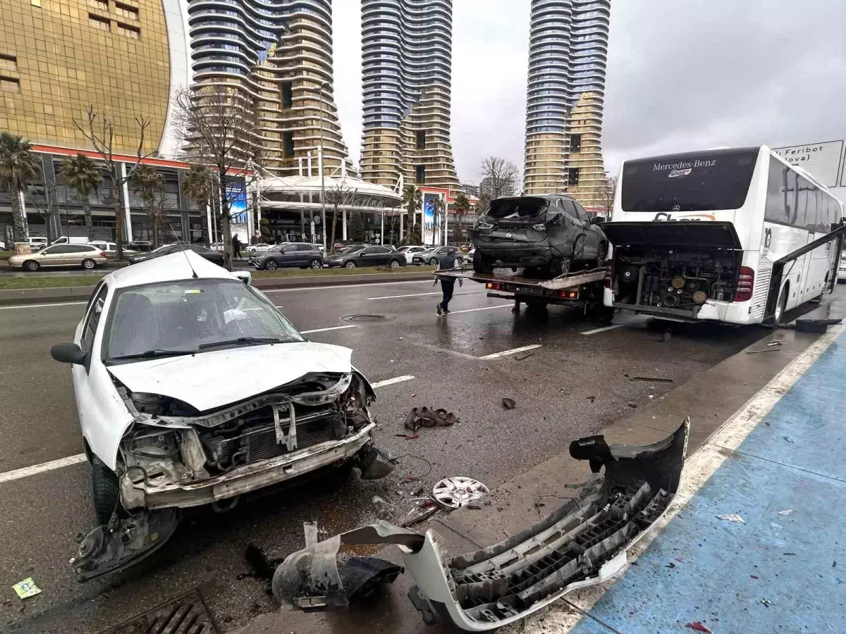 Kartal Sahil Yolu'nda Zincirleme Trafik Kazası: 3 Yaralı, Ağır Yaralı Sürücü