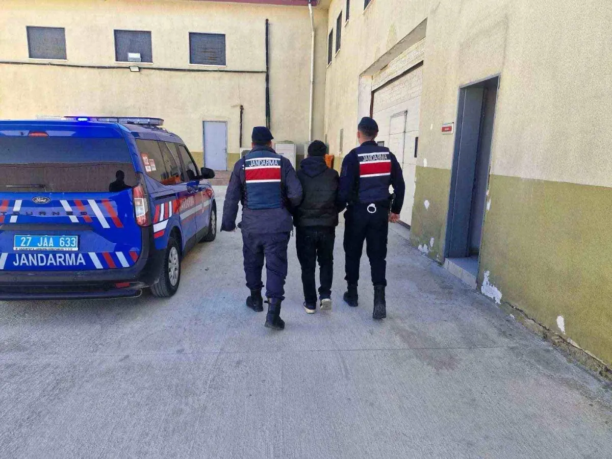 Gaziantep’te 28 Yıllık Hapis Cezasıyla Aranan Şüpheli Jandarma Operasyonu Sonunda Yakalandı