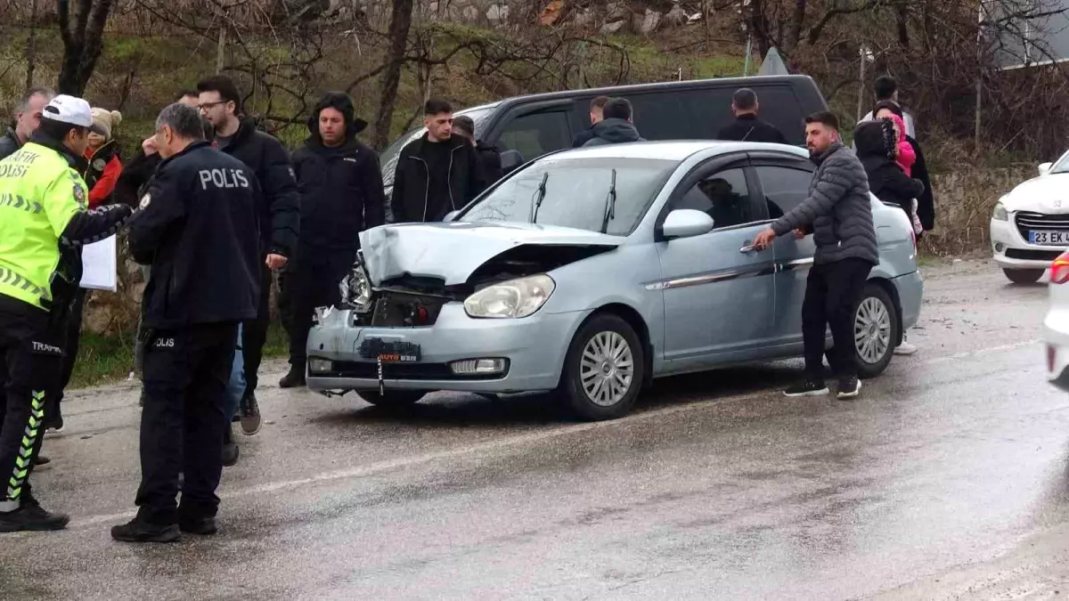 Malatya'da Beş Araçlı Zincirleme Kazada Dört Kişi Yaralandı