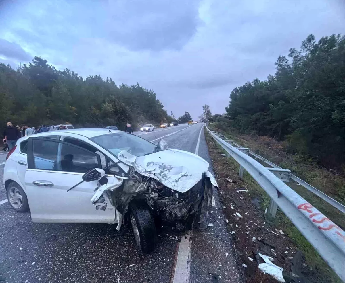 Manavgat'ta Üç Araç Zincirleme Çarpıştı, 2 Sürücü Yaralandı