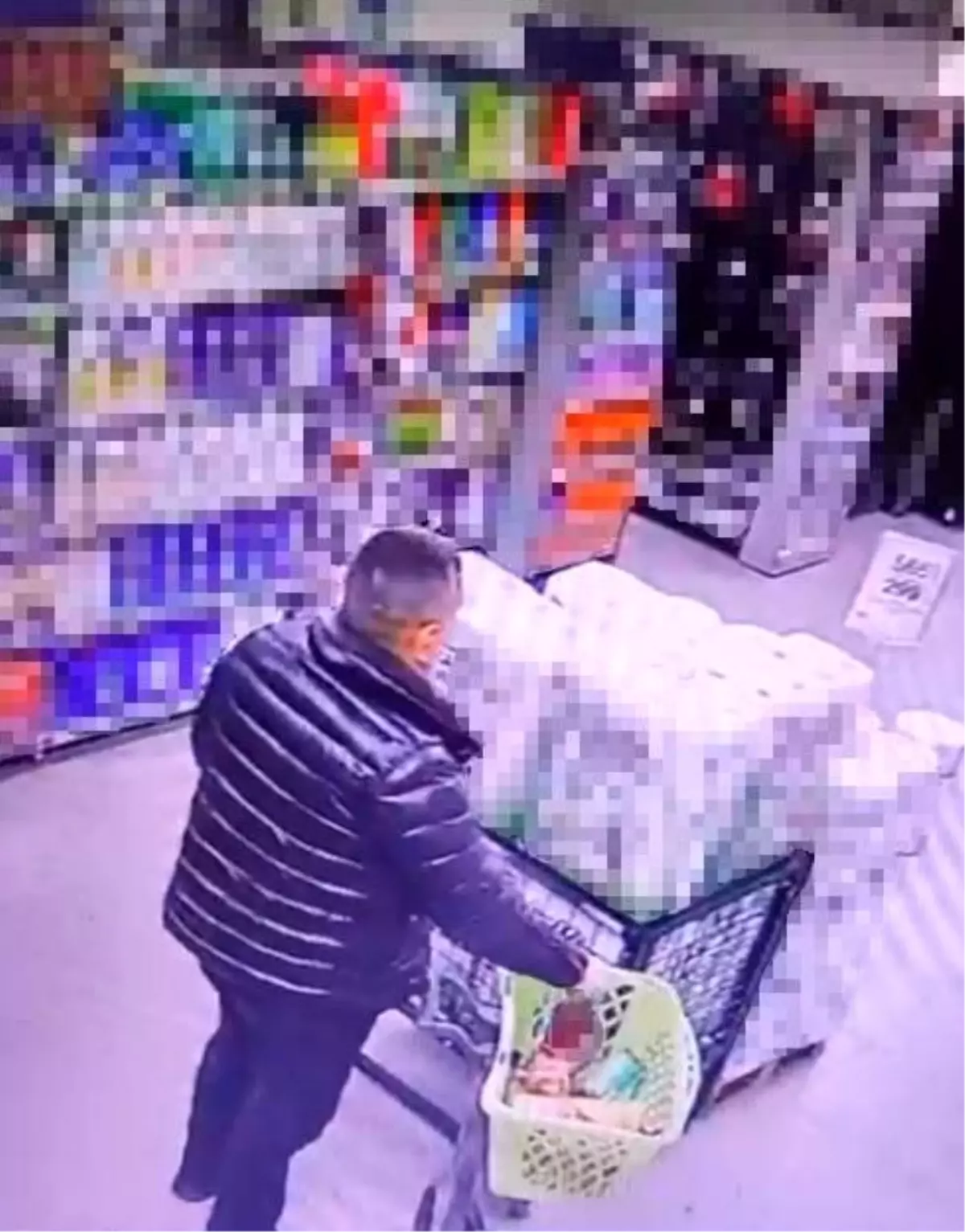 Esenyurt’ta Alkol Çalan Adam Güvenlik Kamerasına Takıldı