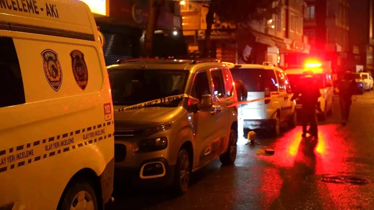 Sancaktepe'de Silahlı Saldırı: Bir Kişi Yaralandı, Şüpheliler Polis Tarafından Aranıyor