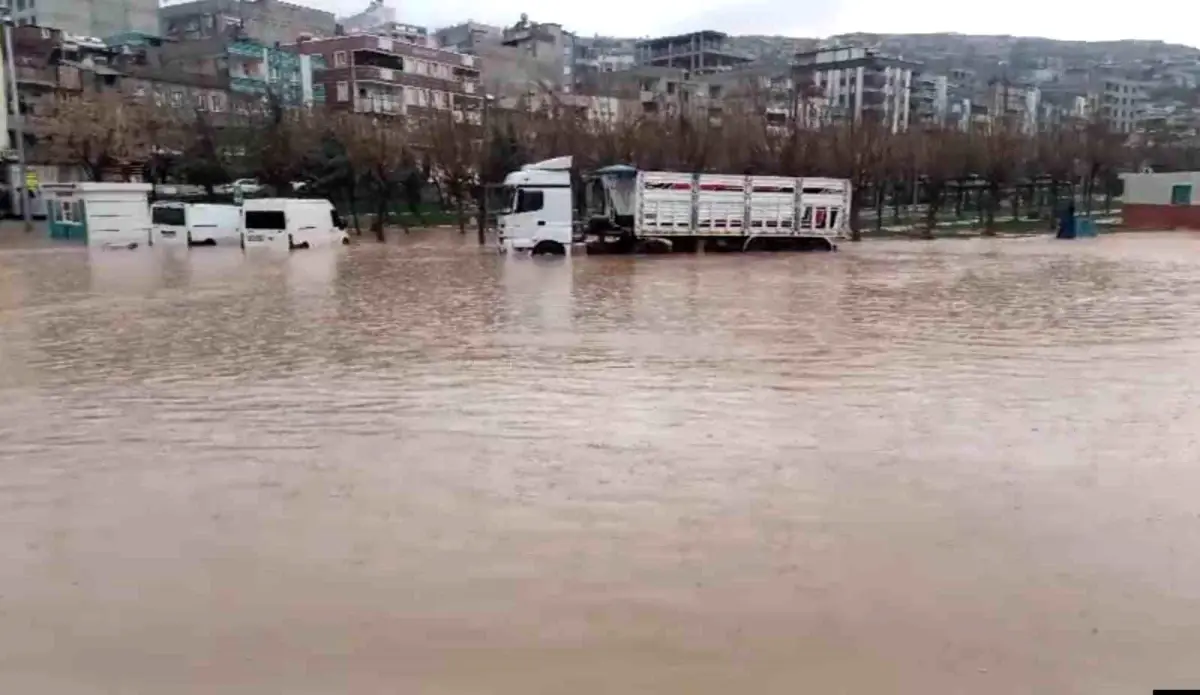 Şanlıurfa’da Şiddetli Sağanak Sel Felaketine Yol Açtı: Ev ve Otel Sular Altında