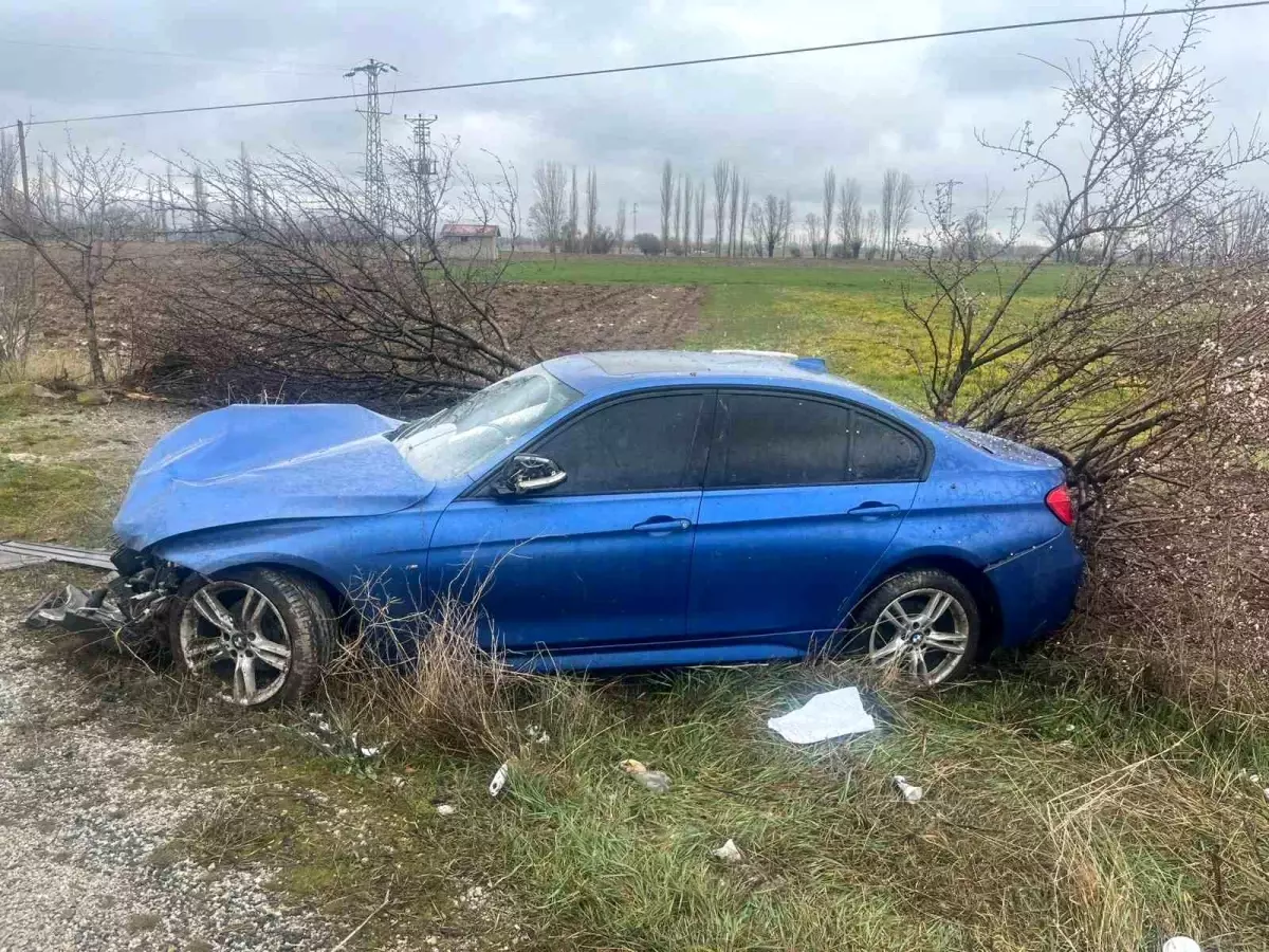 Şuhut’ta Araç Çarpışması: 3 Kişi Yaralandı