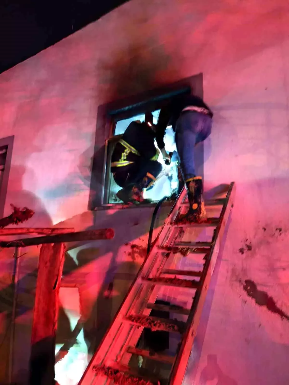 Siirt'in Kurtalan İlçesinde Çıkan Yangın Kontrol Altına Alındı