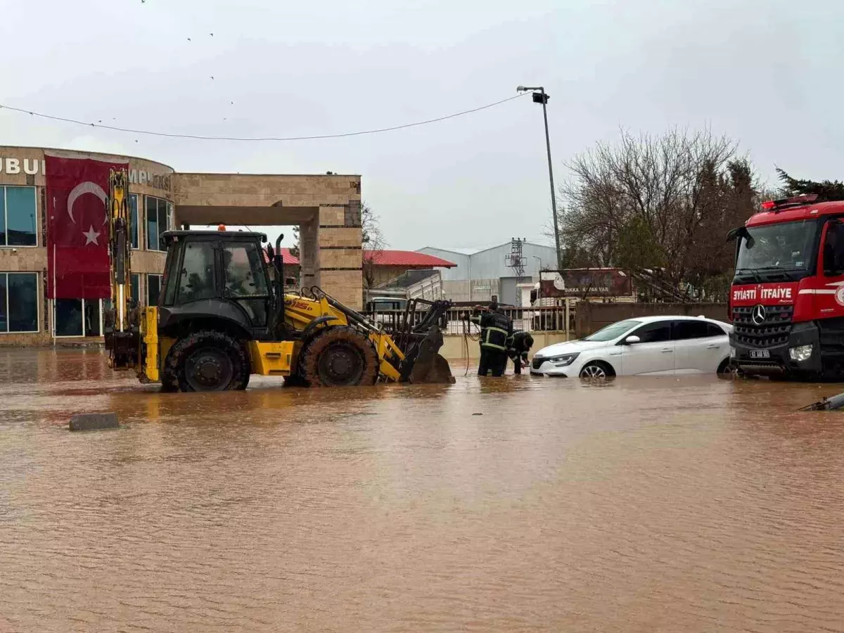 Viranşehir'de Şiddetli Yağış Sonrası Sel Felaketi: 9 Kişilik Aile Kurtarıldı