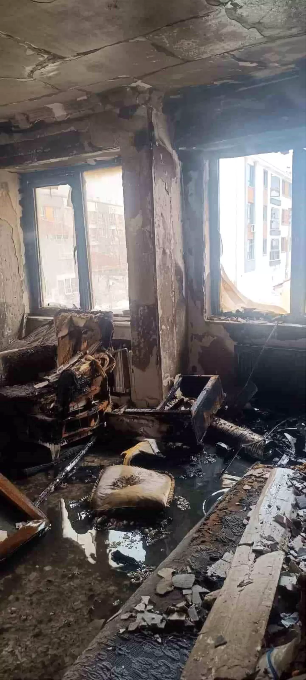 Eskişehir'de Ev Yangını: Üç Kişi Duman Zehirlenmesi Nedeniyle Hastaneye Kaldırıldı